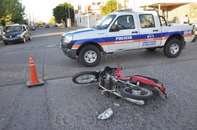 Motociclista debi� ser hospitalizada tras chocar con un auto