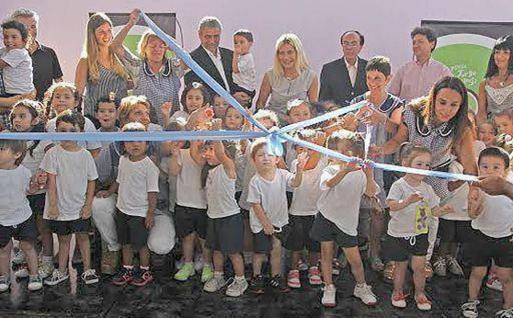Nora De Luca y Ferraresi inauguraron el nuevo edificio del Jardn de Infantes N 10