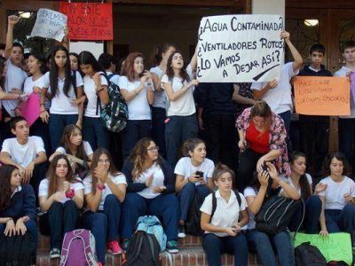 Alumnos del Normal hicieron una sentada
