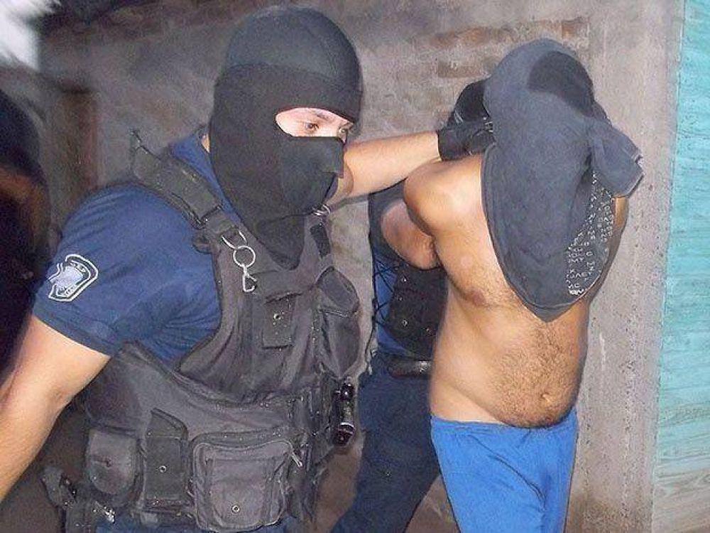En varios allanamientos secuestraron autos y detuvieron a tres personas
