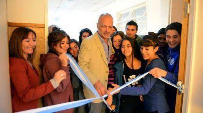 Buzzi inaugur� ampliaci�n de escuela secundaria en Comodoro y entreg� equipos inform�ticos a 17 establecimientos