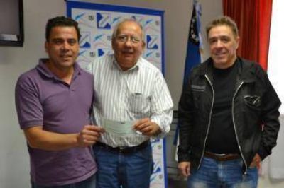 Del Carpio entreg� aporte econ�mico para el safari en pista