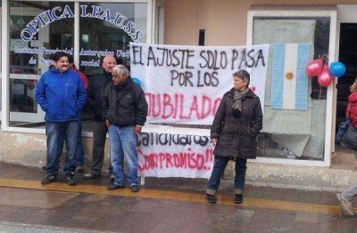 Los jubilados tomaron el IPAUSS y reclamaron por sus jubilaciones
