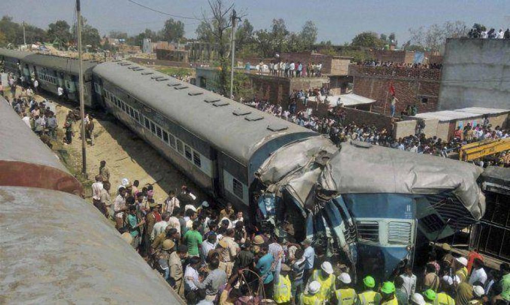 Al menos 30 muertos y 100 heridos en un accidente de tren en la India