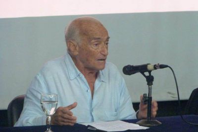 Aldo Ferrer disert� en la Facultad de Econ�micas  