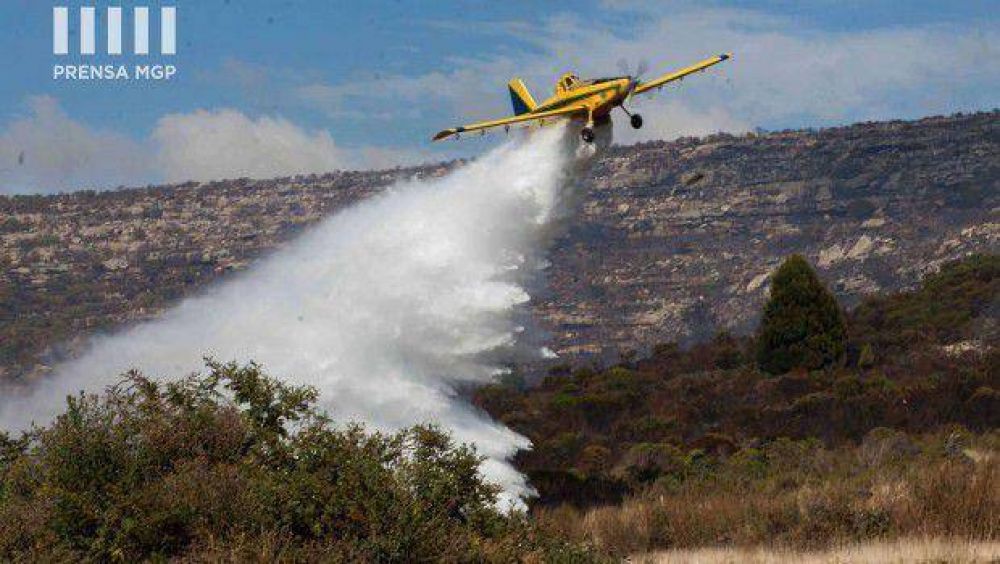 Contin�an los trabajos para combatir el incendio forestal en Sierras de Los Padres