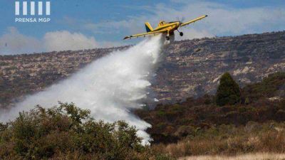 Contin�an los trabajos para combatir el incendio forestal en Sierras de Los Padres