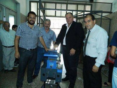La ACUMAR don� un triturador de pl�sticos a la Escuela T�cnica N�6 de Villa Dom�nico