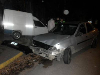 Chocaron dos autos en el centro y uno qued� sobre la vereda