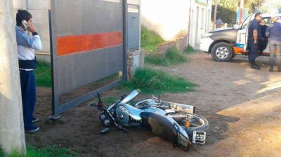 Perdi� el control de su moto, embisti� un poste y termin� en un port�n; est� grave