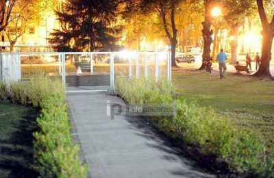 Ya exhiben el pol�mico monumento que hizo Bruera a v�ctimas de la inundaci�n