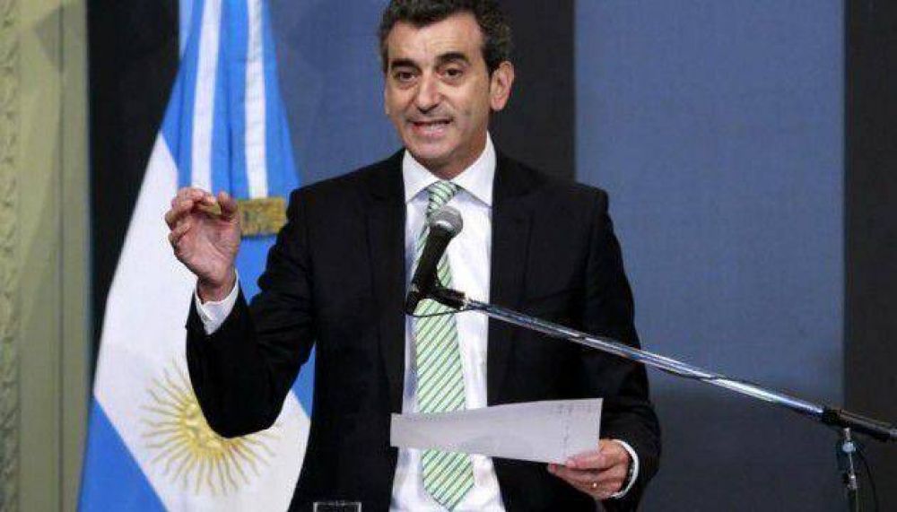 Randazzo le contest� a Carri� y le pidi� que se �interese� por Macri