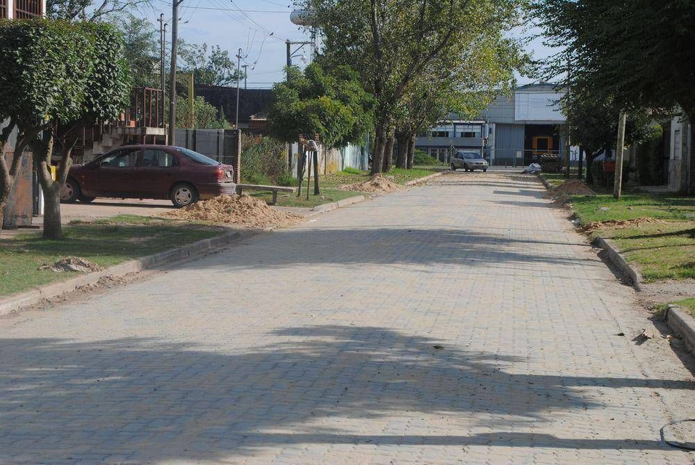 Concluyeron con la colocaci�n del hormig�n inter trabado en una cuadra de calle La Plata