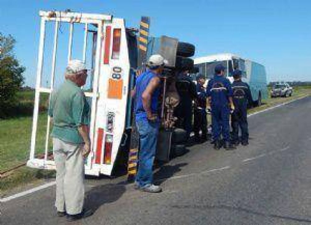Volc� un cami�n con tres chivilcoyanos en la Ruta Nacional N� 5
