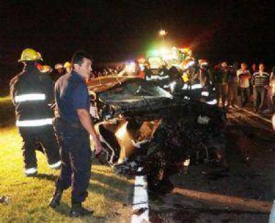 Anticipo: Una mujer muri� y hay tres heridos en un triple choque sobre ruta 5
