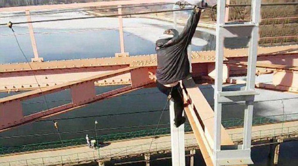 Un chico de 14 a�os cae electrocutado desde un puente