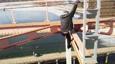 Un chico de 14 a�os cae electrocutado desde un puente