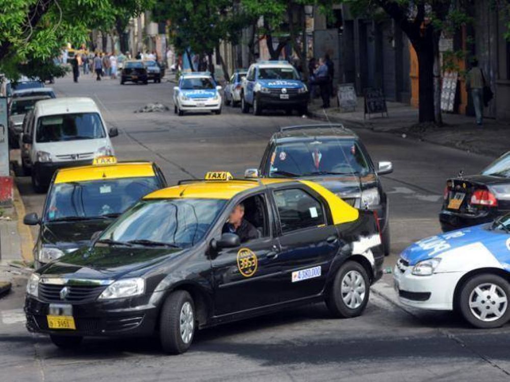 Tres hombres se hicieron pasar por pasajeros y asaltaron a un taxista en la zona oeste