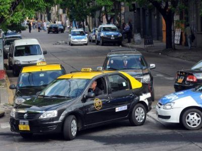 Tres hombres se hicieron pasar por pasajeros y asaltaron a un taxista en la zona oeste