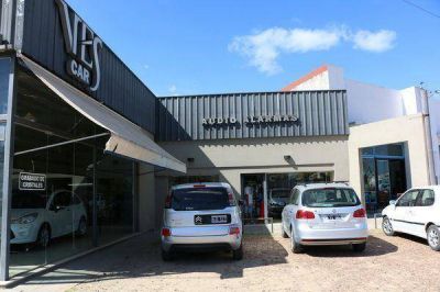 Rompieron la puerta de vidrio del frente del local, se llevaron mercader�a y huyeron