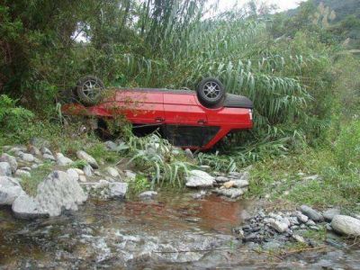 Volc� y vol� 15 metros hacia el r�o en la ruta a El Rodeo