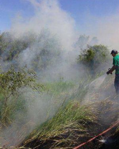 Bomberos Voluntarios sofocaron incendio de pastizales frente a los tanques de YPF