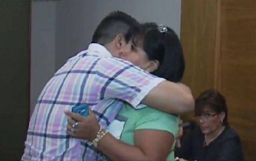 Abraz� al asesino de su hija: 