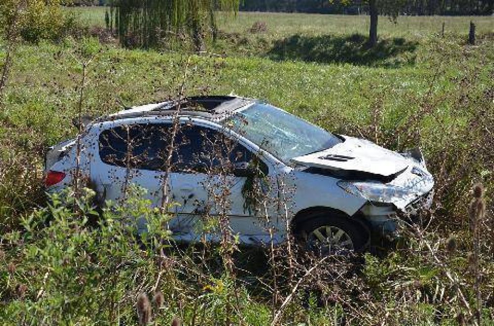 Perdi� el control del veh�culo, dio varios tumbos y termin� en un campo