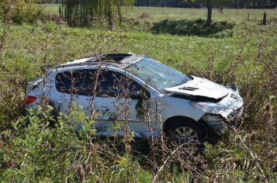 Perdi� el control del veh�culo, dio varios tumbos y termin� en un campo