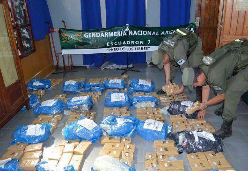 Gendarmer�a secuestra marihuana de un colectivo y detiene a cuatro paraguayos