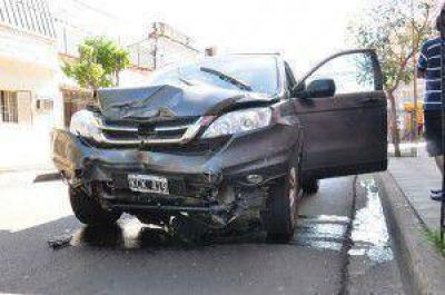 Imprudencia al volante: mujer choc� al no mirar el sem�foro