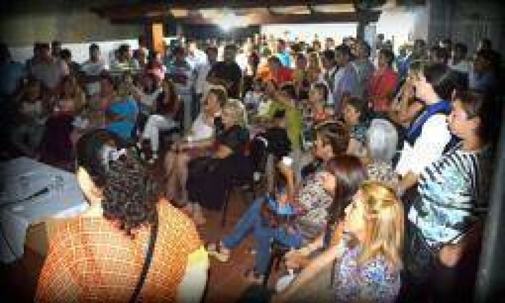 El FAM de campa�a por los barrios pidiendo por la Carta Org�nica