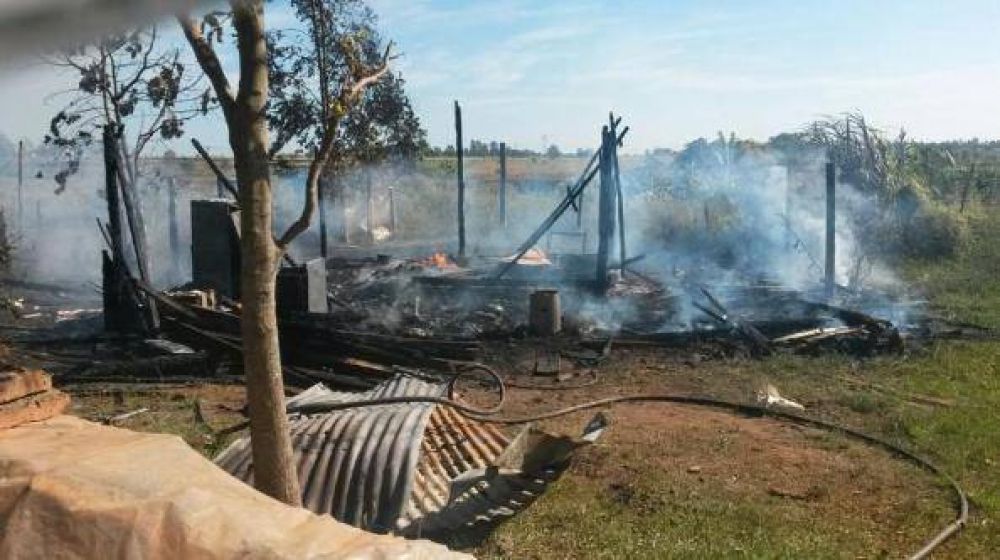 En minutos un incendio destruy� una vivienda familiar en Posadas