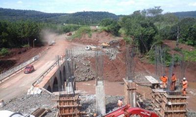 Lleg� a la mitad la construcci�n del puente sobre el arroyo Acaragu�