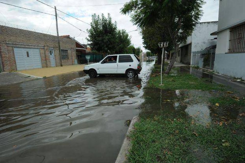 Crecida del r�o: El agua super� los 3,3 metros