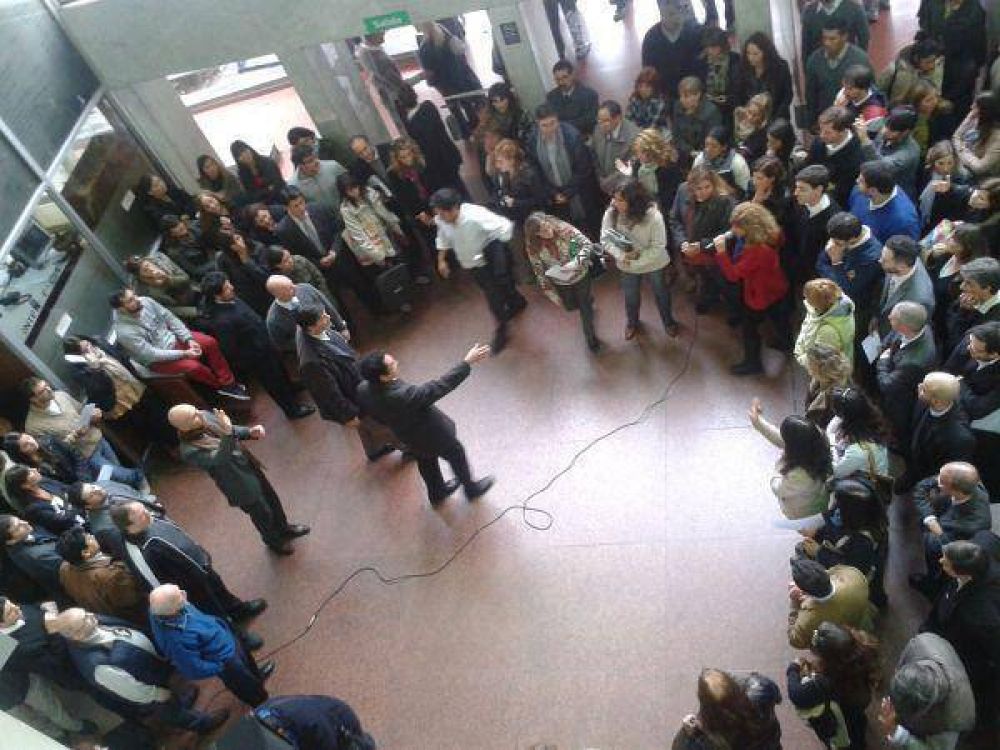 Contin�a el conflicto y los judiciales van a otro paro