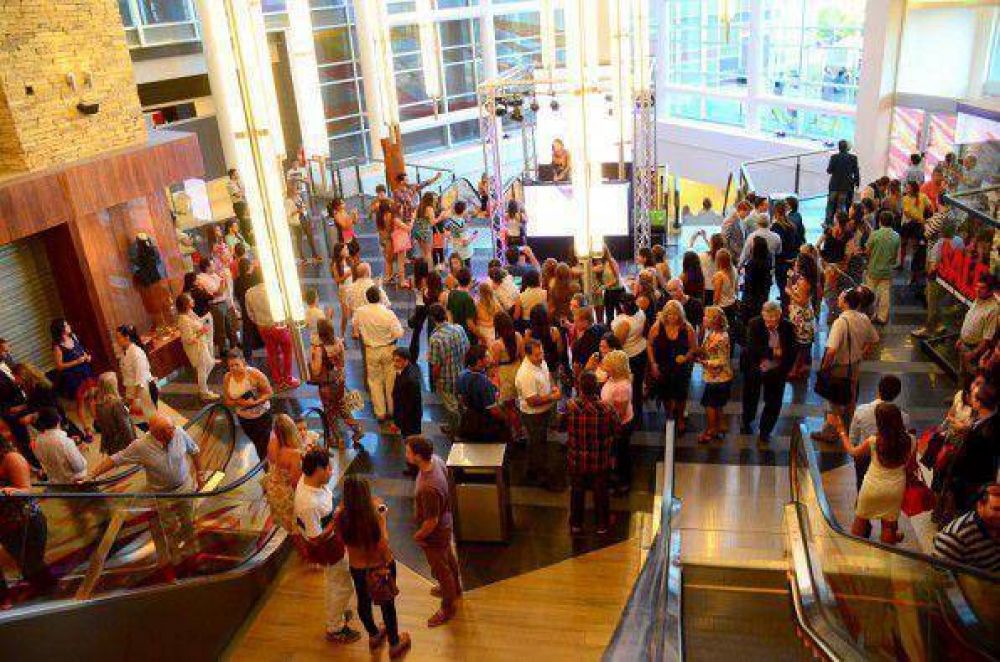 Se desprendi� parte de la decoraci�n del nuevo shopping y golpe� a una nena