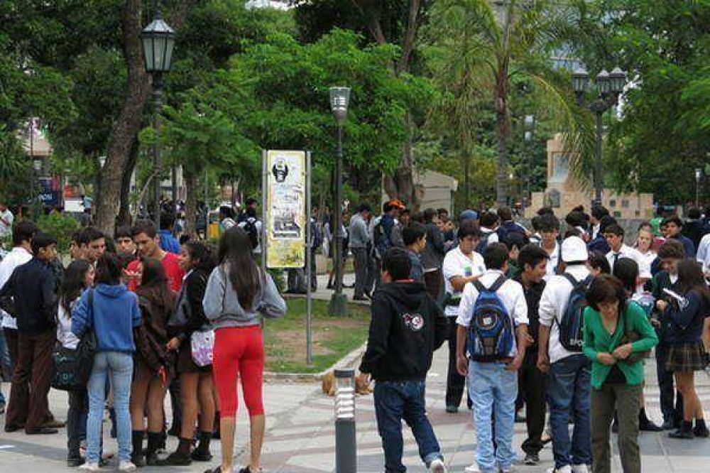 En la plaza Libertad, la Polic�a encontr� armas blancas cuando sorprendi� a los adolescentes que luchaban