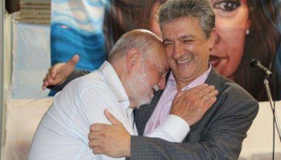 De campa�a, Gustavo L�pez recibi� la �bendici�n� de Farinello