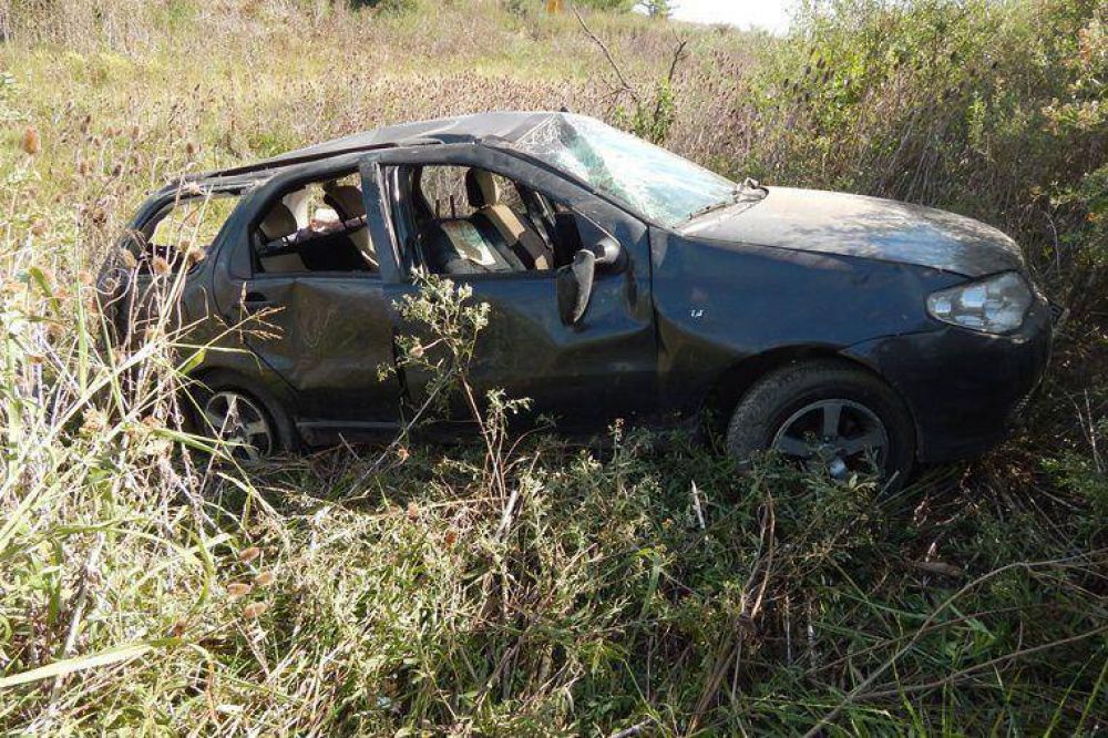 Una familia sufri� graves lesiones en un vuelco en la ruta 12