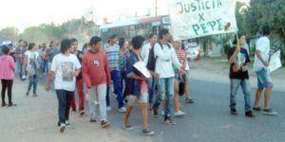 Marcharon por la muerte de Ram�n Fr�as, el joven de 15 a�os asesinado