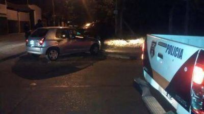 Chocaron dos autos y uno qued� sobre la vereda