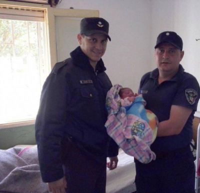 Polic�as asistieron una mujer que dio a luz en el interior de un auto