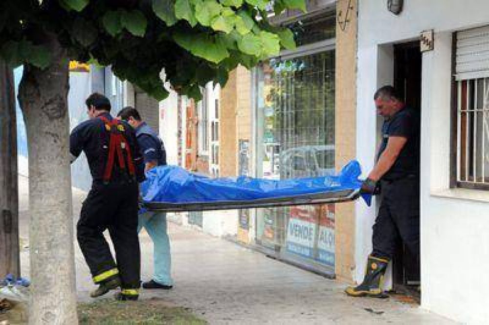Matan a una mujer en su casa y despu�s la prenden fuego