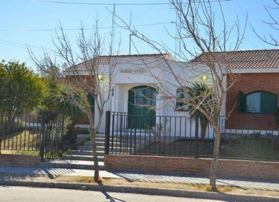 Golpe� a su hija, molest� a los vecinos, e hiri� a un polic�a con una motosierra