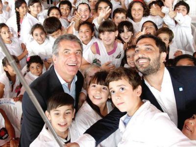 Urribarri junto con Mussi en la Escuela Primaria N� 39