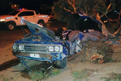 Una mujer fallecida y dos j�venes en grave estado al embestir un �rbol mientras corr�an una picada