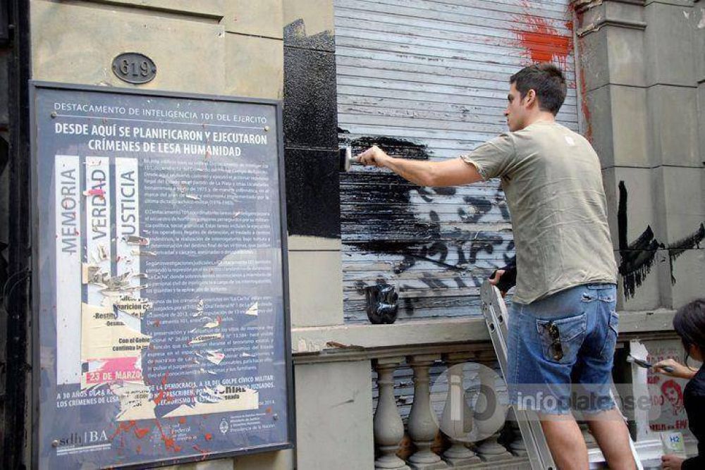 Colorido mural celebra el fin de la dictadura en Destacamento de La Plata