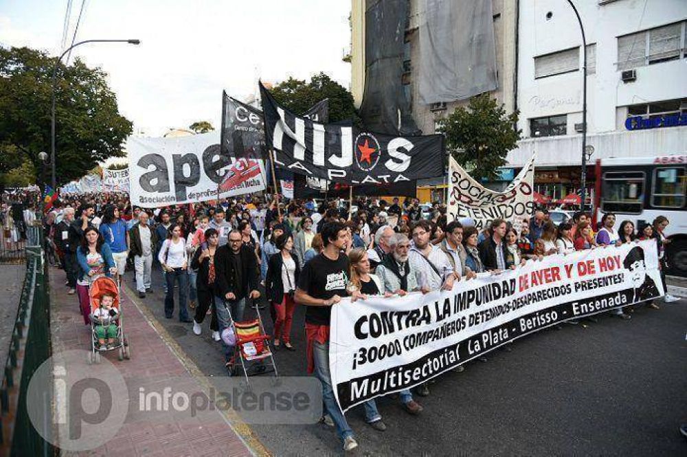 Organizaciones sociales marcharon a 39 a�os del golpe c�vico-militar