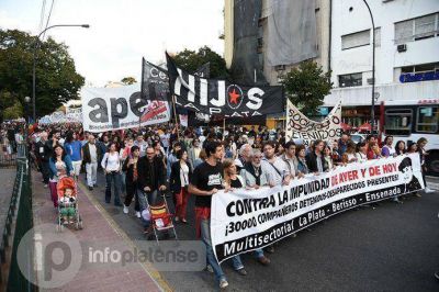 Organizaciones sociales marcharon a 39 a�os del golpe c�vico-militar